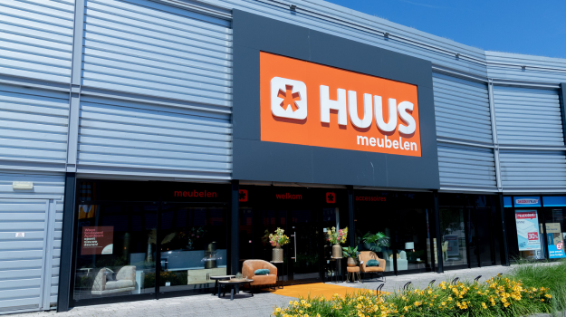 Winkelgevel van HUUS meubelzaak met logo.