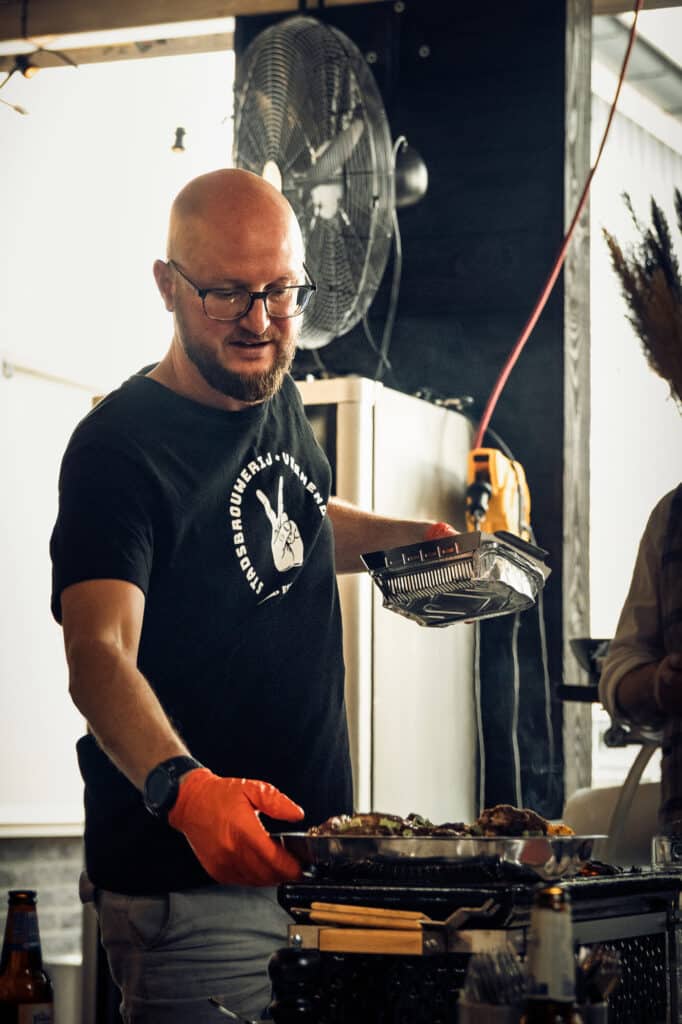 Glenn bezig met de barbecue