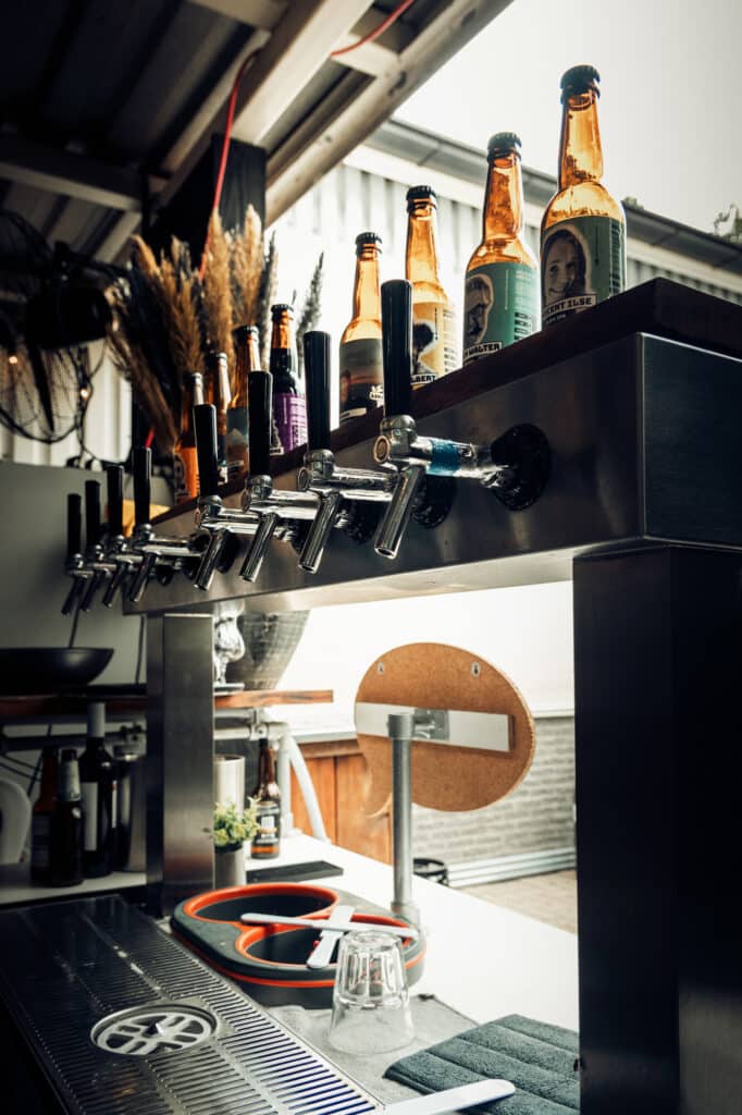 Bierflessen en taps op een bar.