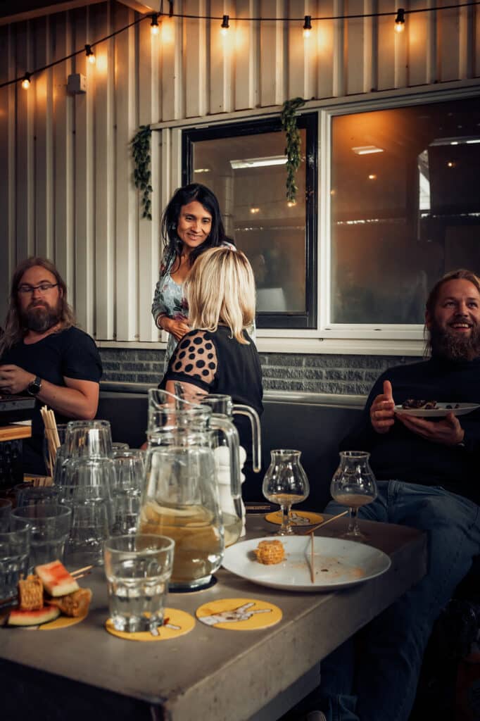 Gezellige groep mensen in een café-setting.