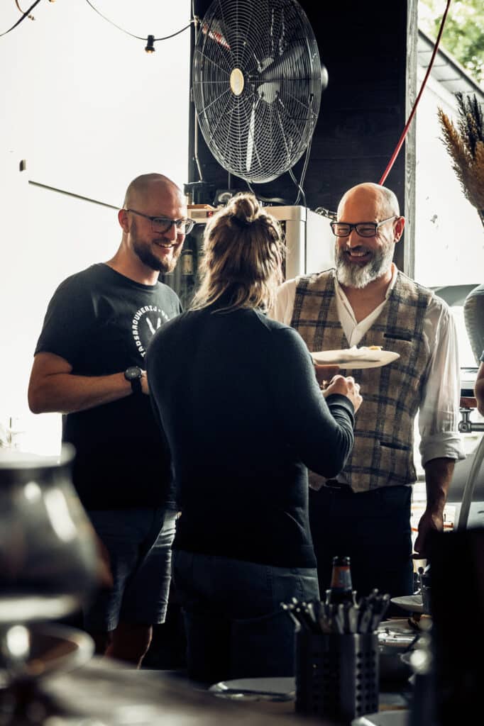 Mensen praten en lachen in een koffiebar
