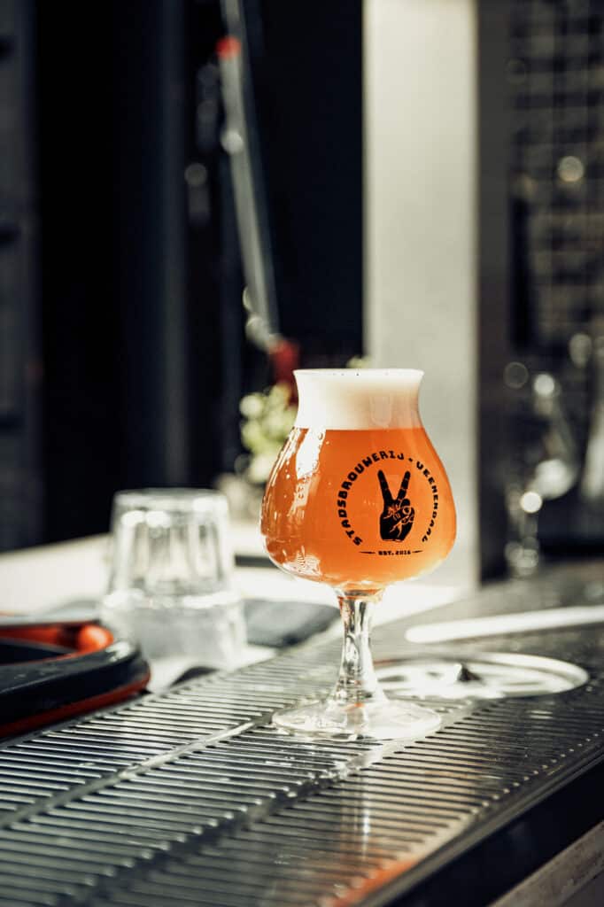 Bierglas met IPA op bar in brouwerij.
