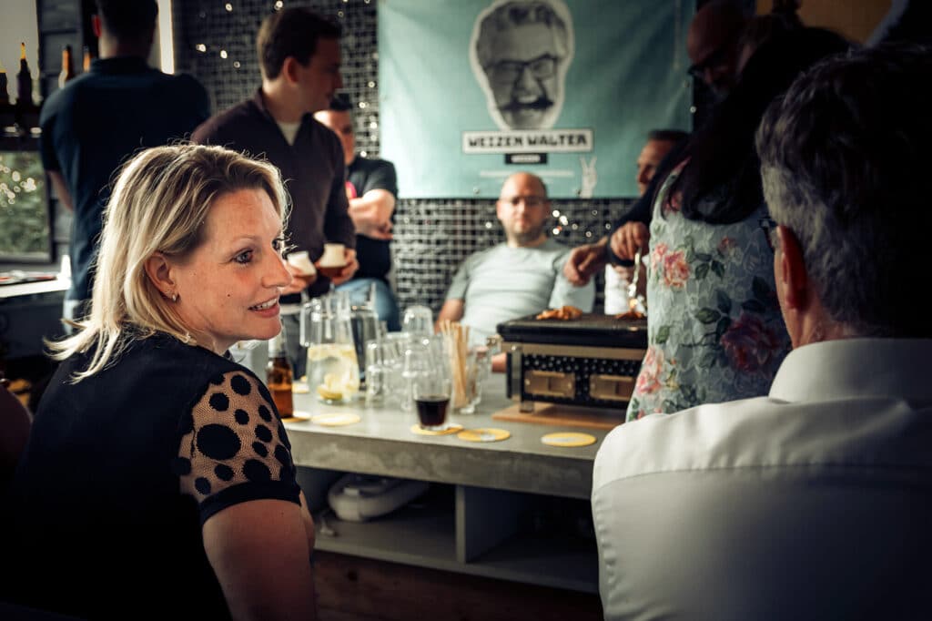 Groep mensen bij sociale bijeenkomst binnen.