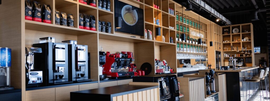 Moderne koffiebar met uitgeruste apparatuur.