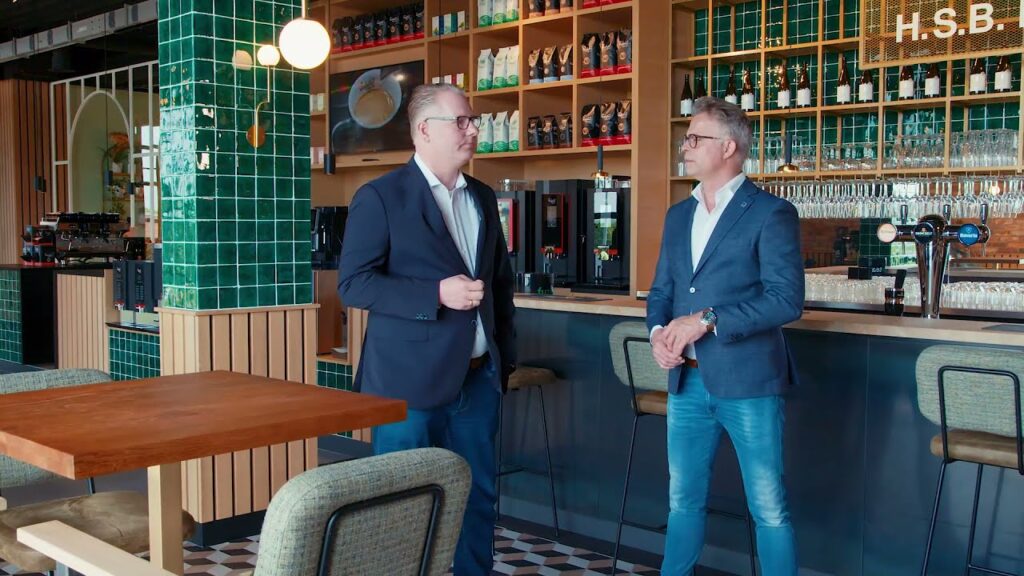 Twee mannen in een moderne bar
