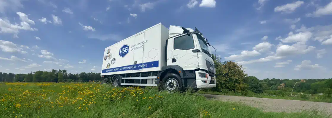 HSB vrachtwagen in een groen landschap