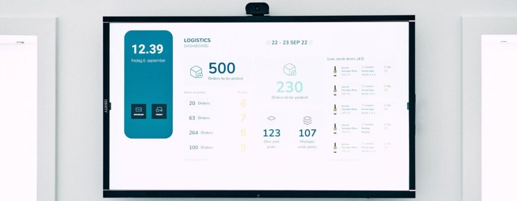 Digitaal logistiek dashboard op groot scherm