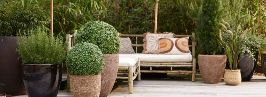 Sfeervol terras met bamboe bank en planten