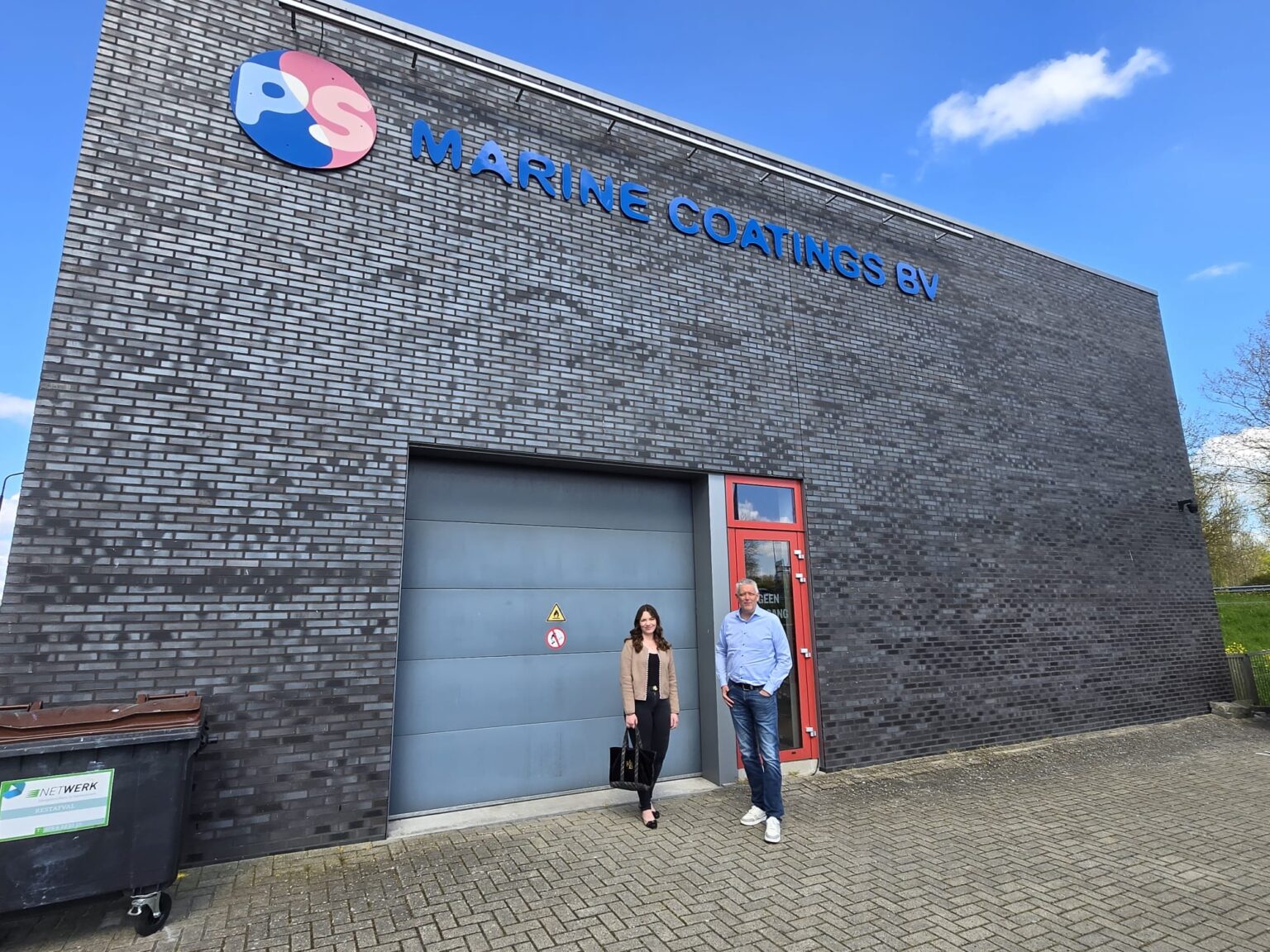 Framhlið PS Marine Coatings BV með starfsmönnum